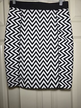 H&M Black/White Chevron Pencil Skirt - Geometric, Sleek, Bold, Nod To The 60s